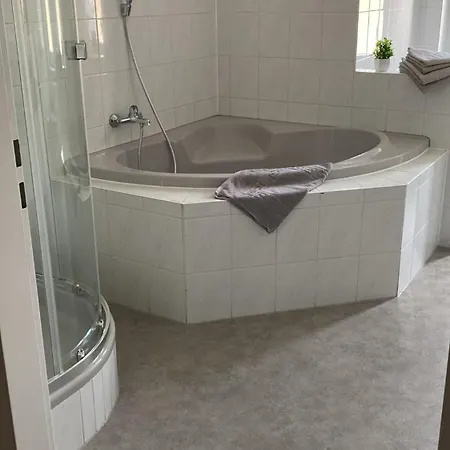 L Queen 4p 2z Ruhig Gelegen, Gute Verkehrsanbindung Appartamento